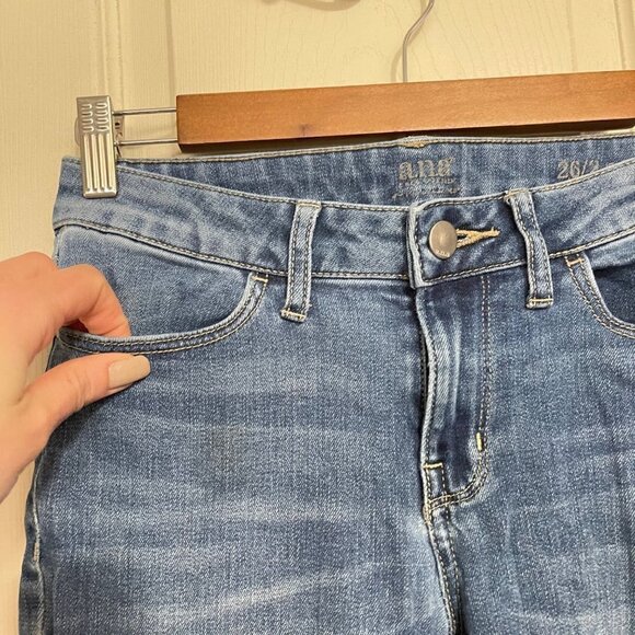 A.N.A. Women's Medium Wash Mid Rise Whiskered Jegging Skinny Jeans Size 2/26 - Picture 5 of 9